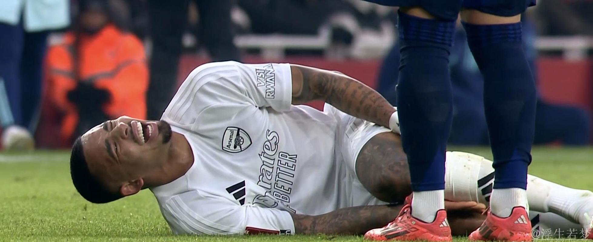 曼联球员再现危险动作:双脚踩踏+假装受伤欺骗裁判,本赛季第2次 曼联球员再现危险动作:双脚踩踏+假装受伤欺骗裁判,本赛季第2次