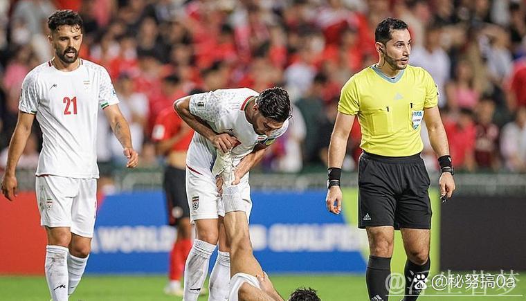 曼联球员再现危险动作:双脚踩踏+假装受伤欺骗裁判,本赛季第2次 曼联球员再现危险动作:双脚踩踏+假装受伤欺骗裁判,本赛季第2次